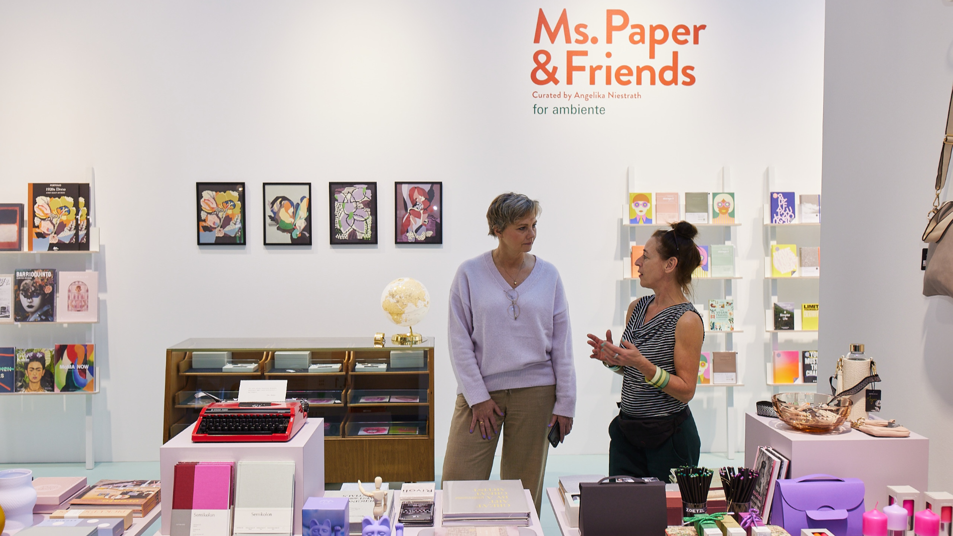 Ms. Paper & Friends bringt für 2024 frische, nachhaltige Ideen für die Warenpräsentation, Sortimentsgestaltung und Ladeneinrichtung. Foto: Messe Frankfurt/Thomas Fedra