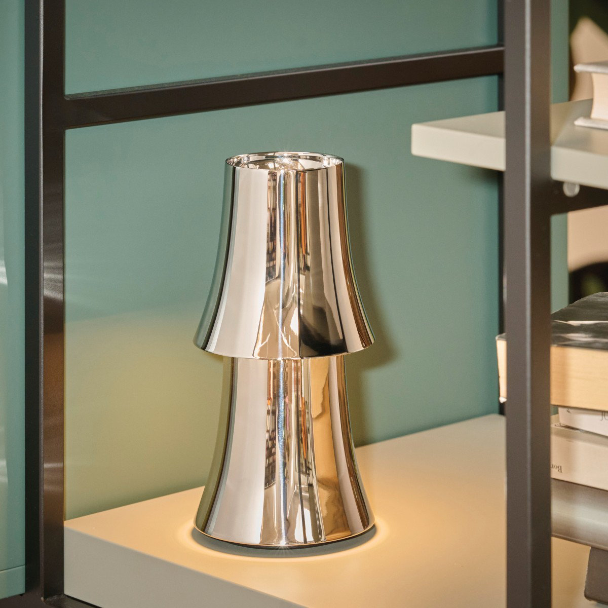 Lampe in einem Regal